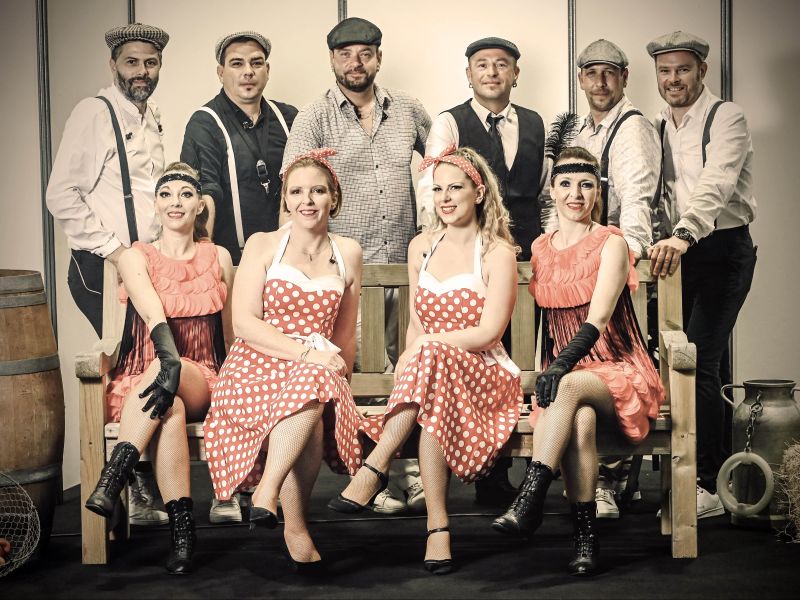 Lire la suite à propos de l’article Déjeuner spectacle avec la troupe Suspens Orchestra « la P’tite Guinguette » le 7 – 8 et 9 octobre 2025